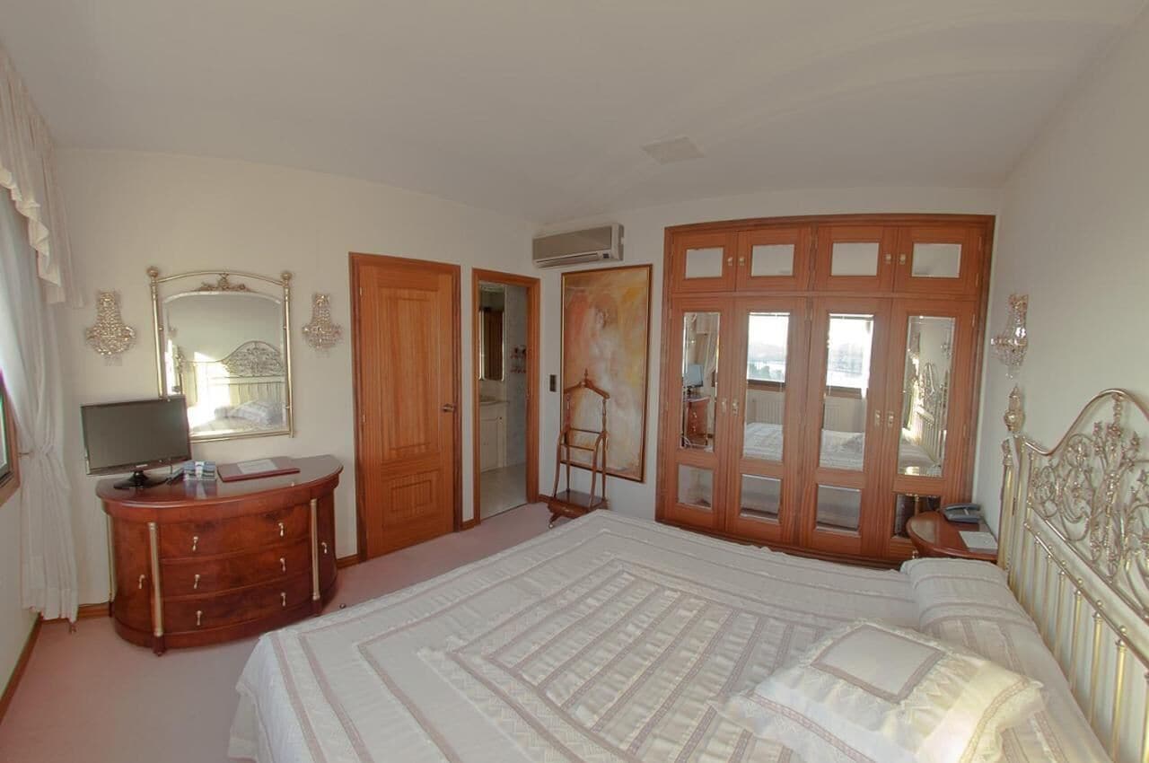 desk, soundproofing, free wifi, bed sheets