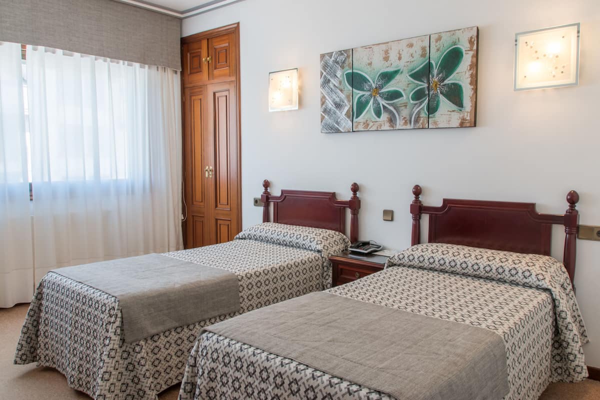 Kamer, 1 twee- of 2 eenpersoonsbedden | Een bureau, geluiddichte muren, gratis wifi, beddengoed