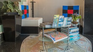 Lobby sitting area - Hotel Don Pepe (Poio)