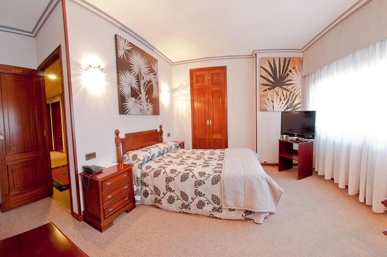 desk, soundproofing, free wifi, bed sheets