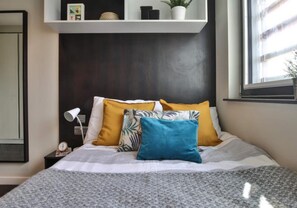 Desk, laptop workspace, free WiFi, bed sheets - Hashtag South Bank Campus Accommodation (London)