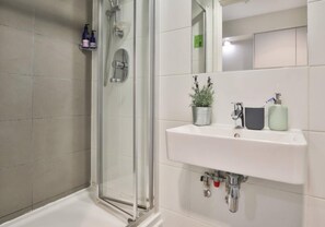 Suihku, ilmaiset hygieniatuotteet, pyyhkeet, saippua