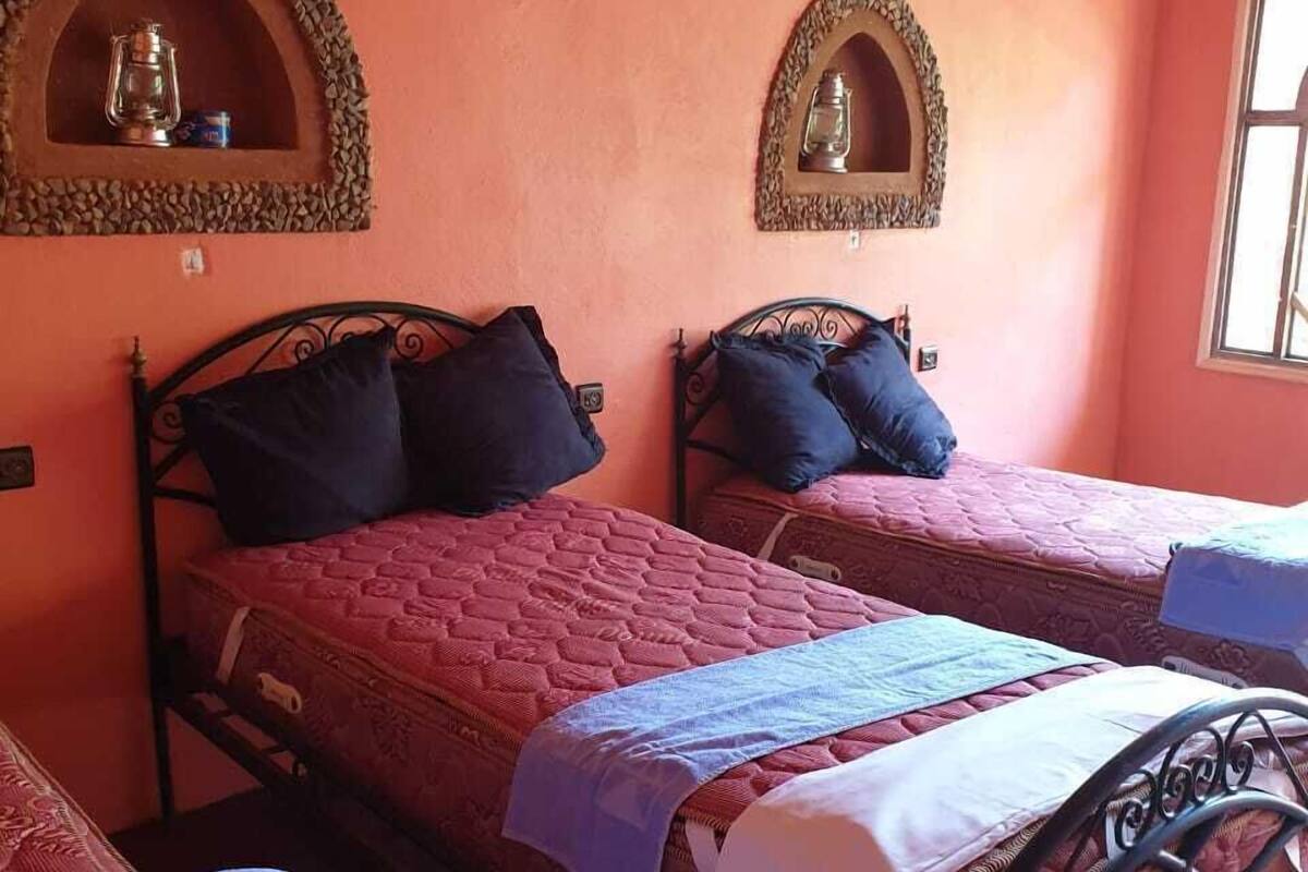 Tabla de planchar con plancha, wifi gratis y ropa de cama