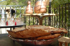 Se sirven desayunos, comidas, cenas y cocina local