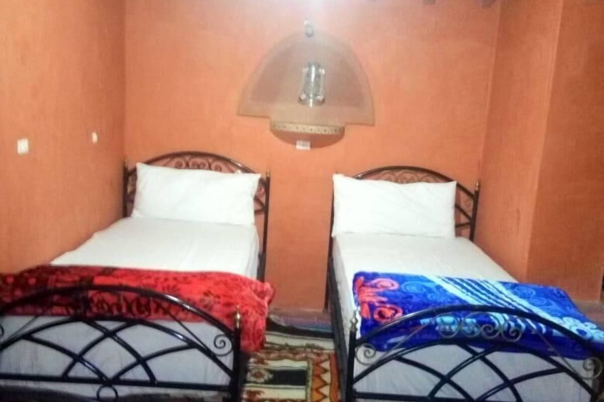 Habitación cuádruple, varias camas | Tabla de planchar con plancha, wifi gratis y ropa de cama