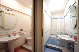 Doccia, soffione a pioggia, bidet, asciugamani