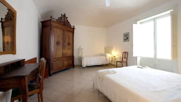 Espacio para trabajar con laptop, wifi gratis y ropa de cama