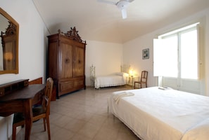Laptop workspace, free WiFi, bed sheets - Novecento (Trapani)
