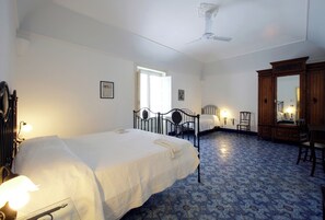 Quadruple Room, Shared Bathroom | Laptop workspace, free WiFi, bed sheets - Novecento (Trapani)