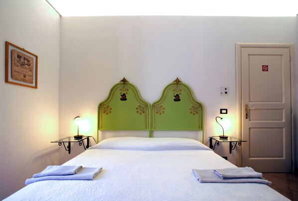 Laptop workspace, free WiFi, bed sheets - Novecento (Trapani)