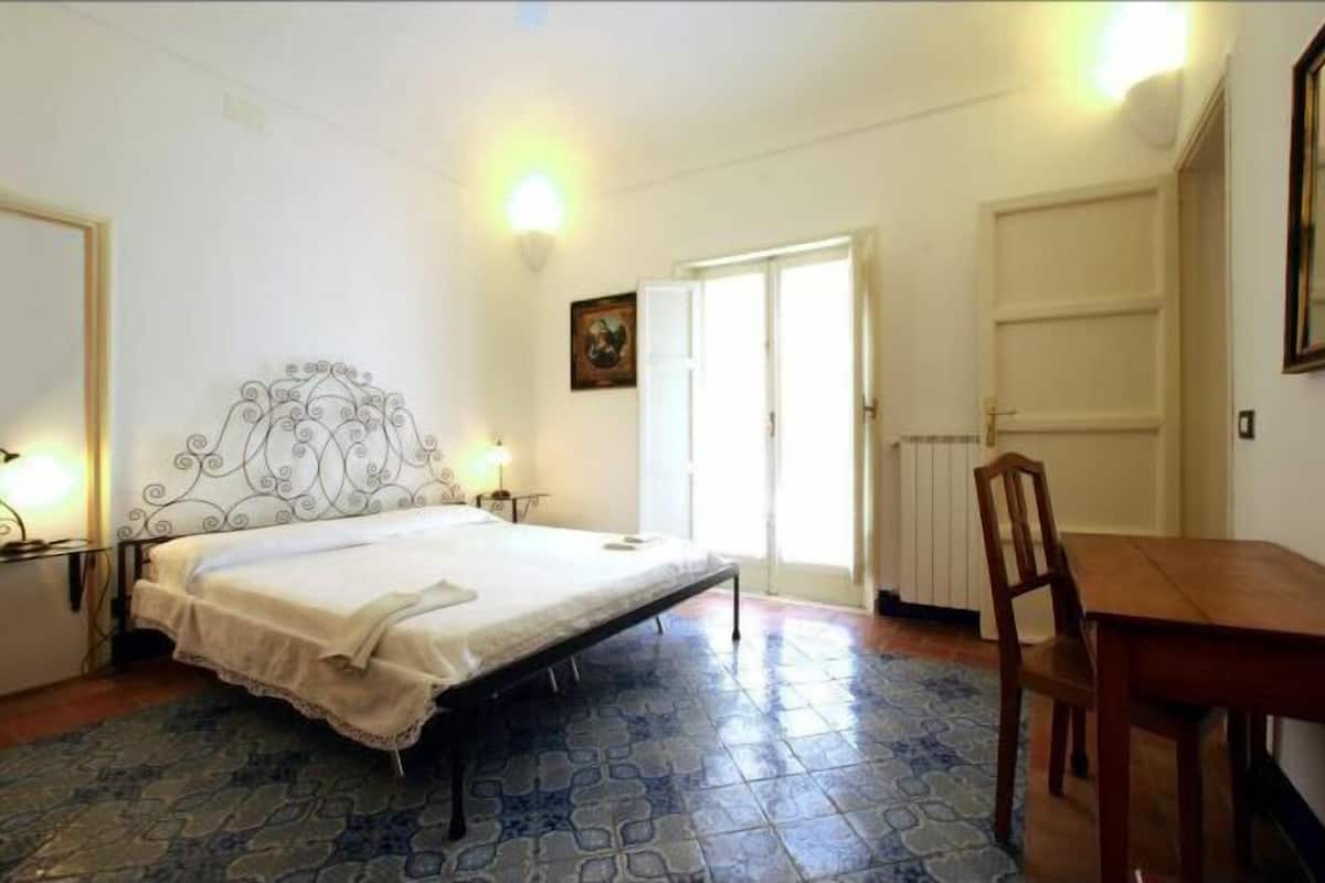 Laptop workspace, WiFi (free), bed sheets