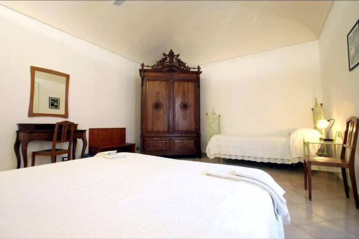 Laptop workspace, WiFi (free), bed sheets