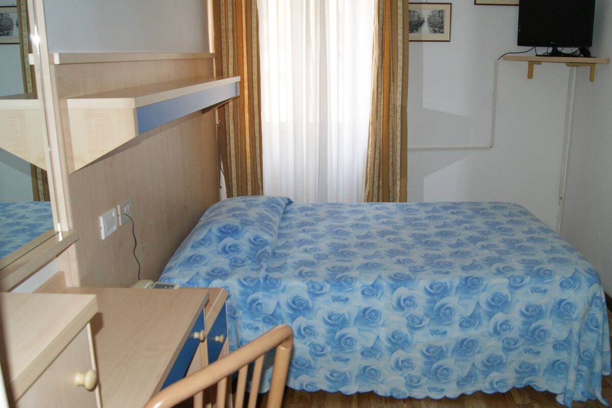 Single Room | In-room safe, desk, blackout curtains, free WiFi