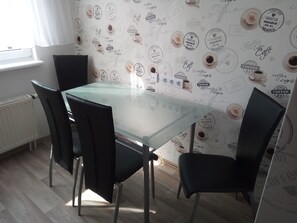 Placa de cocina, cafetera/tetera, utensilios de cocina