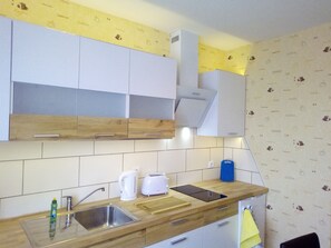 Placa de cocina, cafetera/tetera, utensilios de cocina