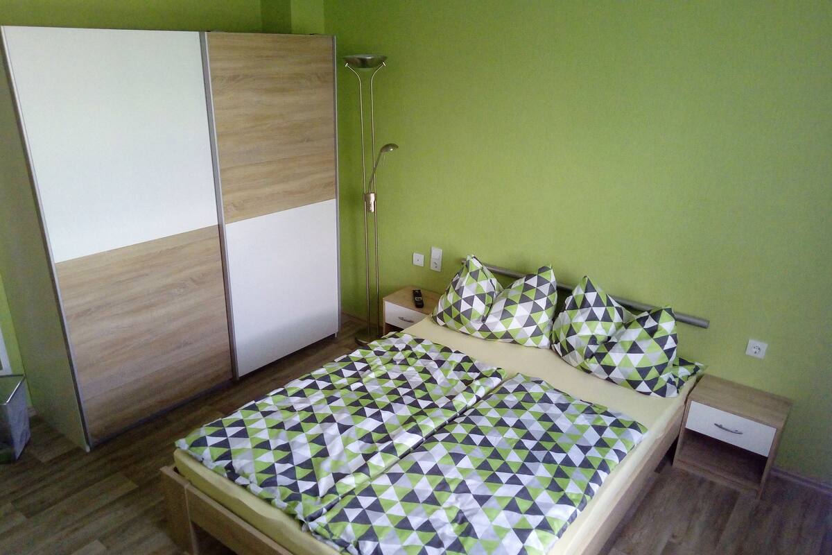 Minibar, Wi-Fi gratis, dan seprai linen