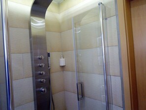 Dusche im Bad