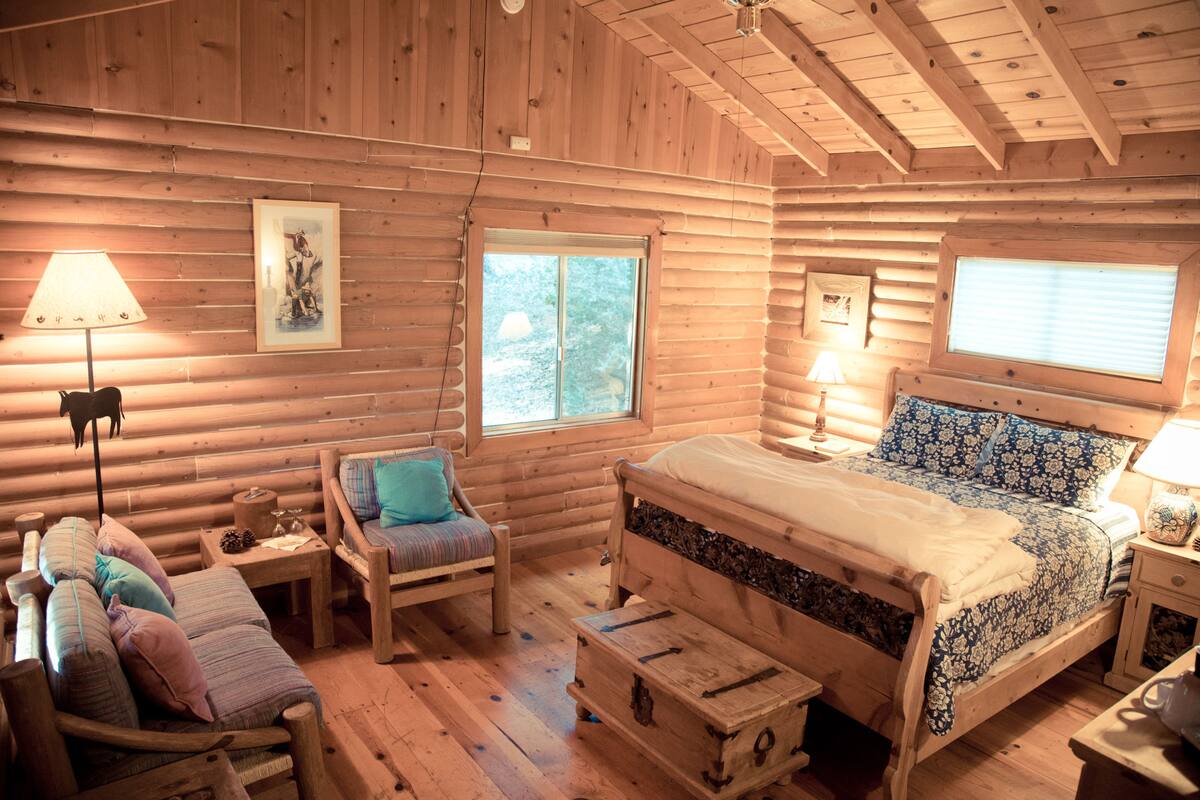 Traditional Cabin, Mountain View | Individually decorated, individually furnished, bed sheets