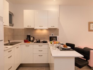 Kahvin-/teenkeitin, leivänpaahdin, keittoastiat/astiat/ruokailuvälineet