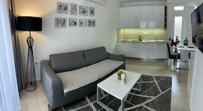 Apartemen Comfort, balkon | Area keluarga | TV layar datar