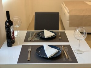 Appartement Confort, balcon | Repas dans la chambre