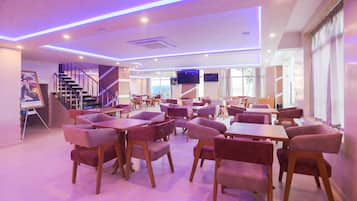 Se sirven desayunos, comidas, cenas y cocina local e internacional