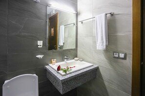 Shower, rainfall showerhead, free toiletries, towels - Hotel Makarim Tetouan (Tetouan)