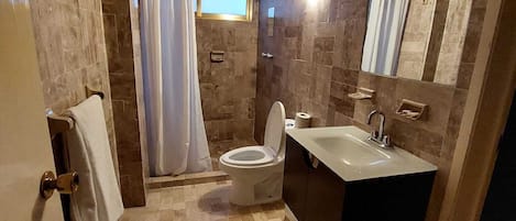 Suite Standard, vue ville | Salle de bain | Douche, sèche-cheveux, serviettes fournies, savon