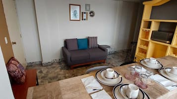 Departamento superior, vista a la ciudad | Área de sala de estar | Smart TV de 40 pulgadas con canales por cable y televisión