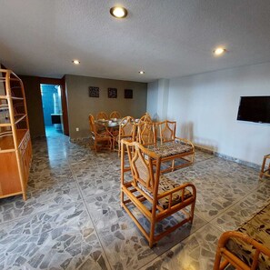 Familjevilla - 3 sovrum - icke-rökare - utsikt mot staden | Vardagsrum | 40-tums smart-tv med kabelkanaler och tv