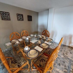 Family Villa, 3 Bedrooms, Non Smoking, City View | Living area | 40-inch Smart TV with cable channels, TV - Casa Villaliz (Toluca)