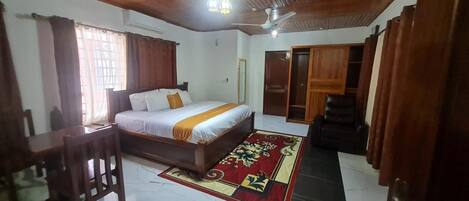 Safe på rommet, individuelt dekorert, individuelt innredet og skrivebord