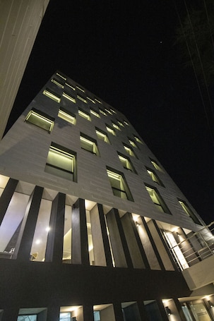 住宿正面 - 傍晚/夜晚