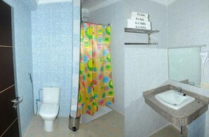 Douche, douche à « effet pluie », articles de toilette gratuits