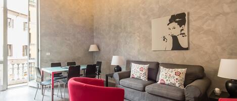 Appartement (1 Bedroom) | Woonruimte | Een televisie