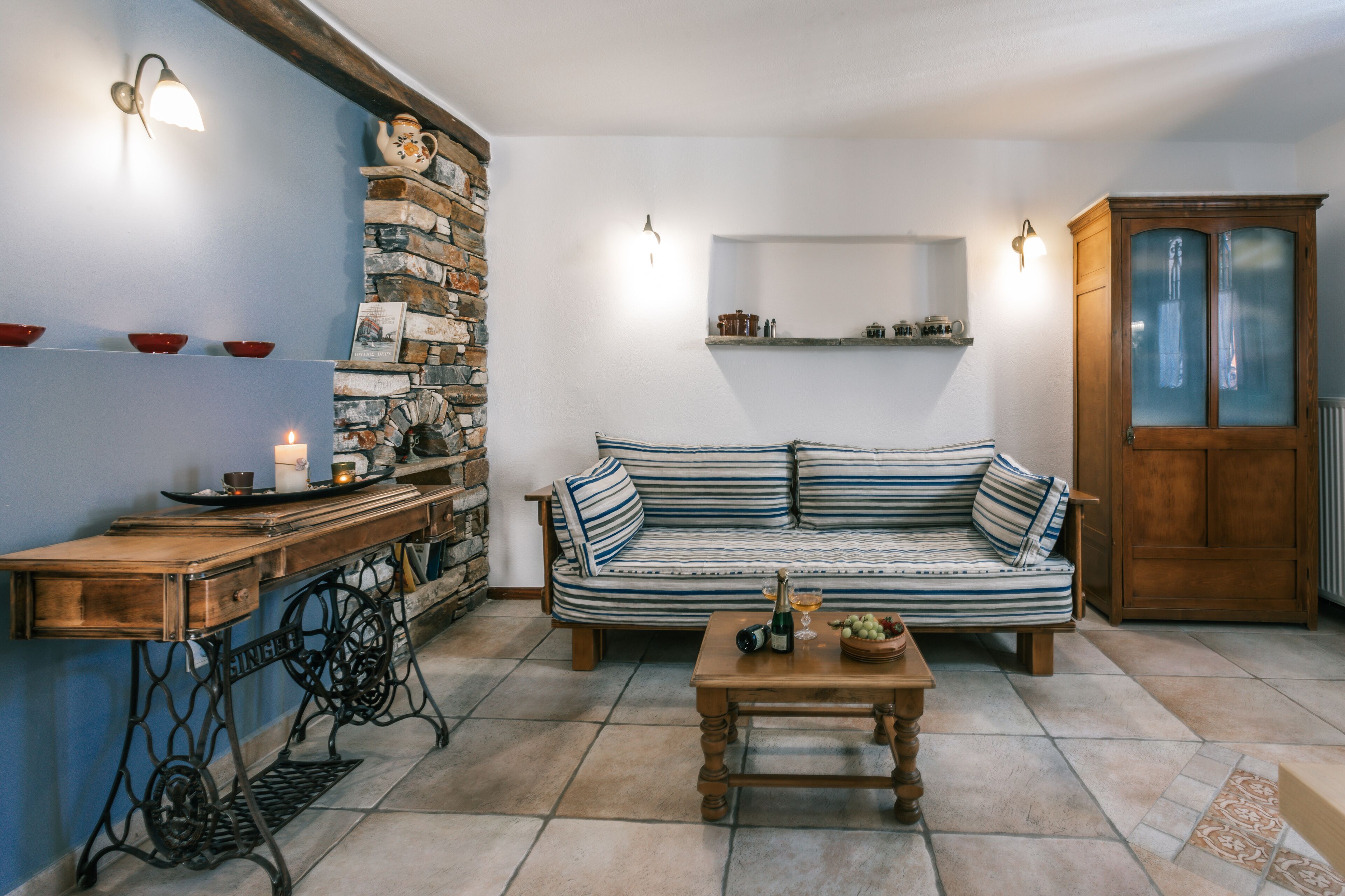 grand apartment | private kitchen | stovetop, coffee/tea maker, electric kettle, cookware/dishes/utensils