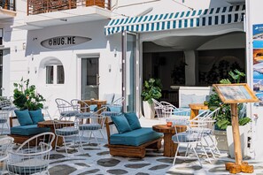Petit déjeuner, déjeuner et dîner servis sur place, vue sur le jardin