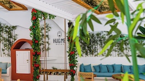 Een gezellige ruimte met een wit plafond, houten meubels en groene planten.
