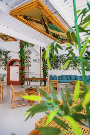 Se sirven desayunos y cocina mediterránea, con vista al jardín