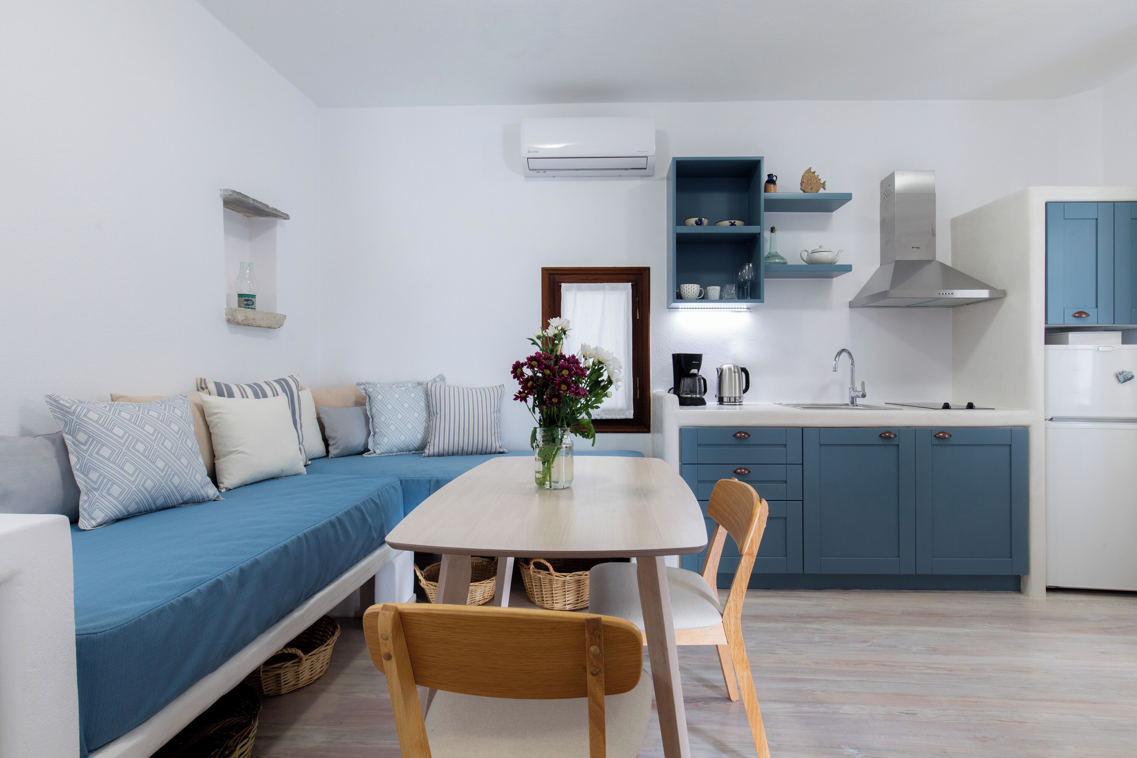 Signature appartement, uitzicht op de binnenplaats | Woonruimte | Een 32-inch smart-tv met satellietzenders, televisie en Netflix