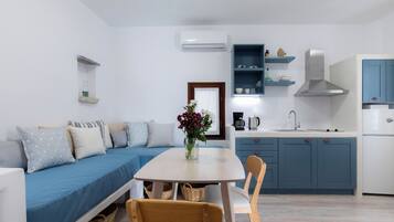 Signature appartement, uitzicht op de binnenplaats | Woonruimte | Een 32-inch smart-tv met satellietzenders, televisie en Netflix