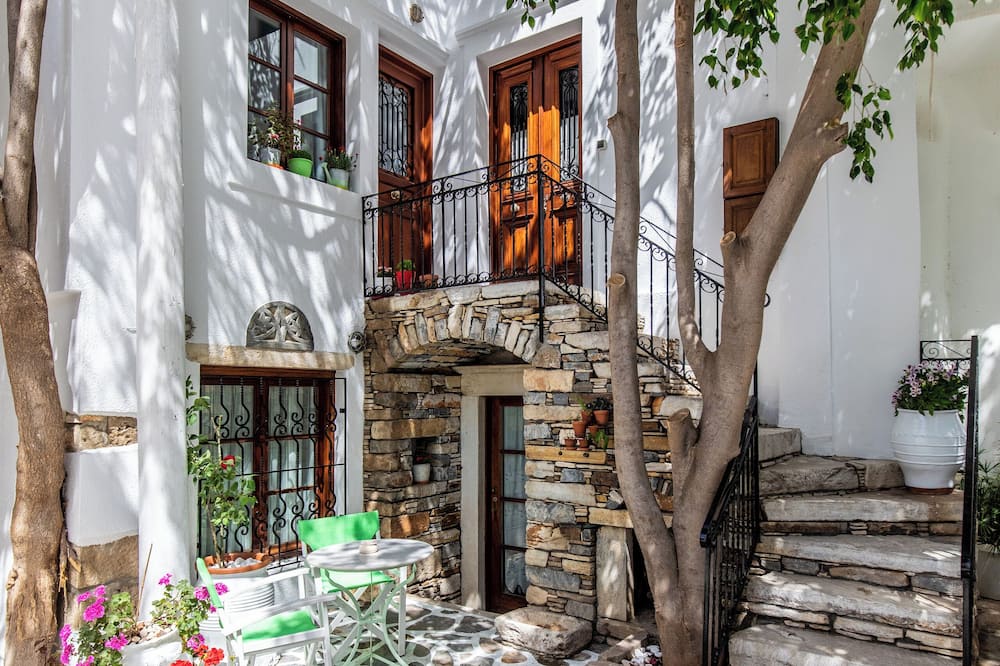 Arco Naxos Luxury Apartments