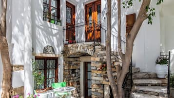 Appartement Exécutif, vue cour intérieure | Terrasse/Patio
