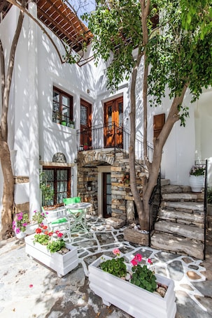 Executive Apartment, Courtyard View | Terrace/patio