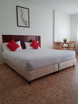 Deluxe Double Room | In-room safe, blackout drapes, free WiFi, bed sheets