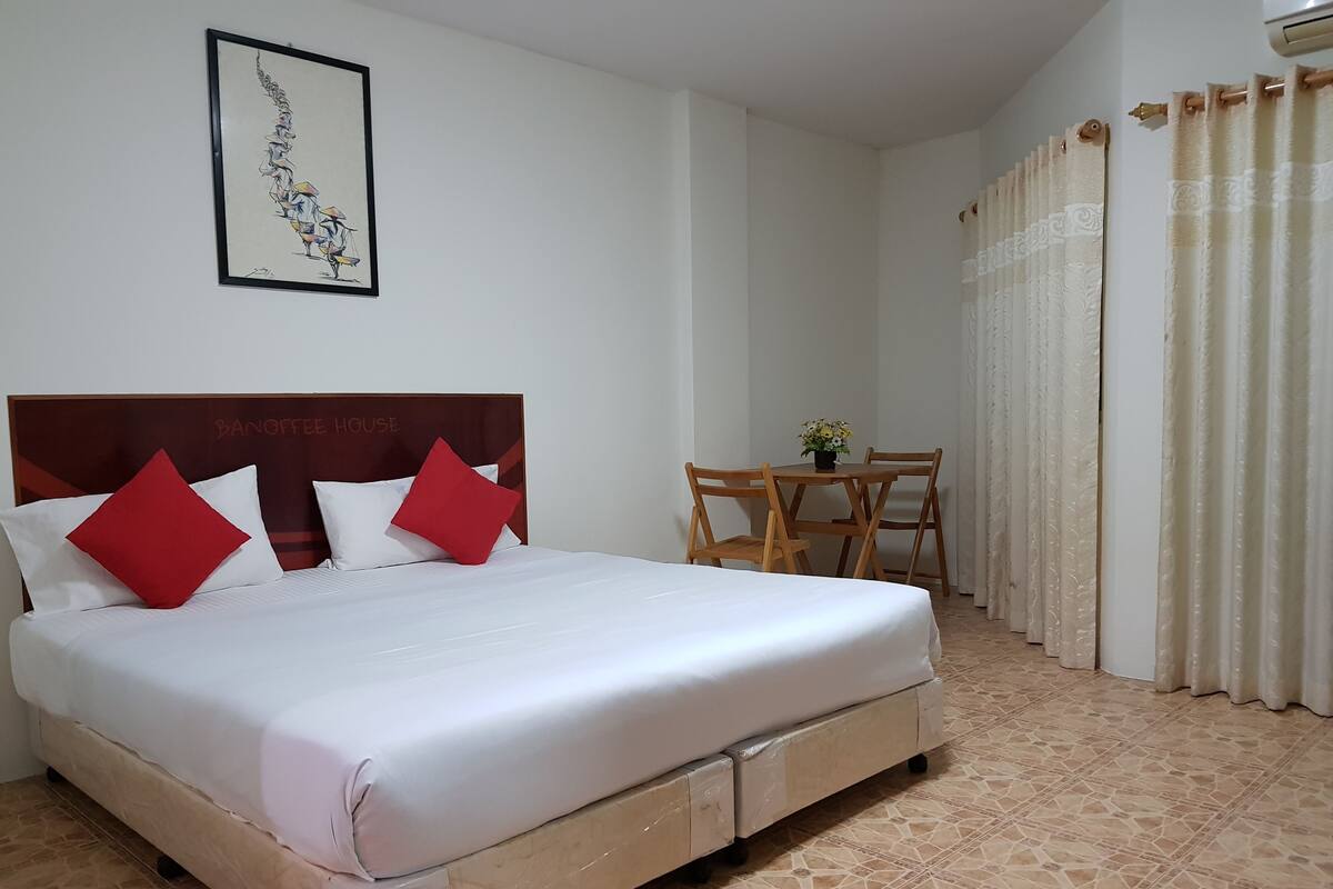 Deluxe Double Room | In-room safe, blackout drapes, free WiFi, bed sheets