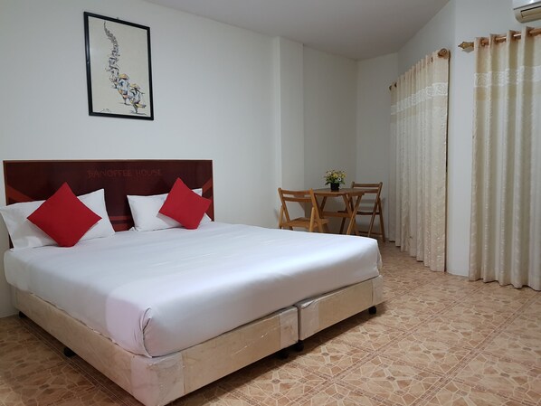 Deluxe Double Room | In-room safe, blackout drapes, free WiFi, bed sheets