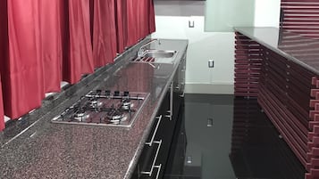 Suíte família, várias camas, para não fumantes | Cozinha privada