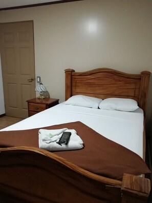 Matrimonial | Free WiFi, bed sheets, wheelchair access - Hospedaje Yaldai (Turrialba)