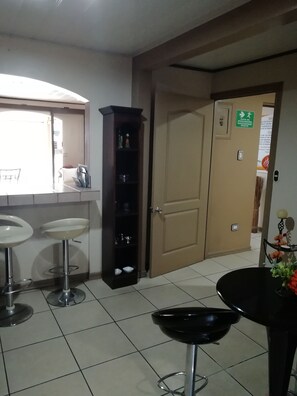 Full-size fridge, microwave, stovetop, rice cooker - Hospedaje Yaldai (Turrialba)